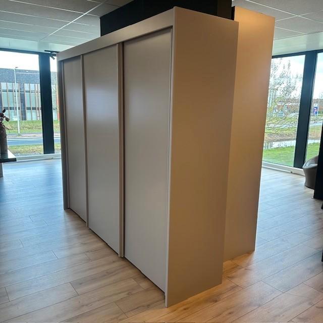 Rauch Imperial Kledingkast - 279x235x50cm (Nijverdal)