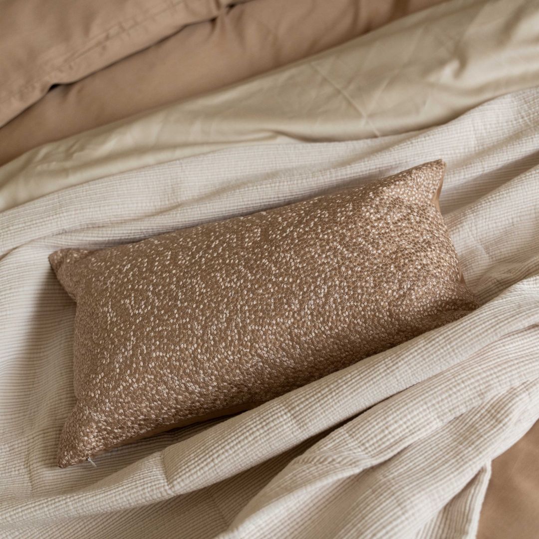 Kayori kussensloop Daisy X Lumi – katoensatijn – taupe