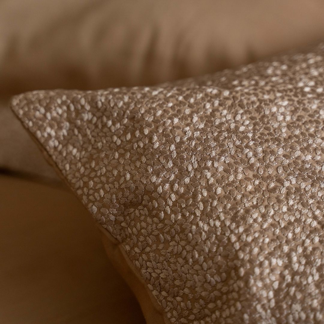 Kayori kussensloop Daisy X Lumi – katoensatijn – taupe