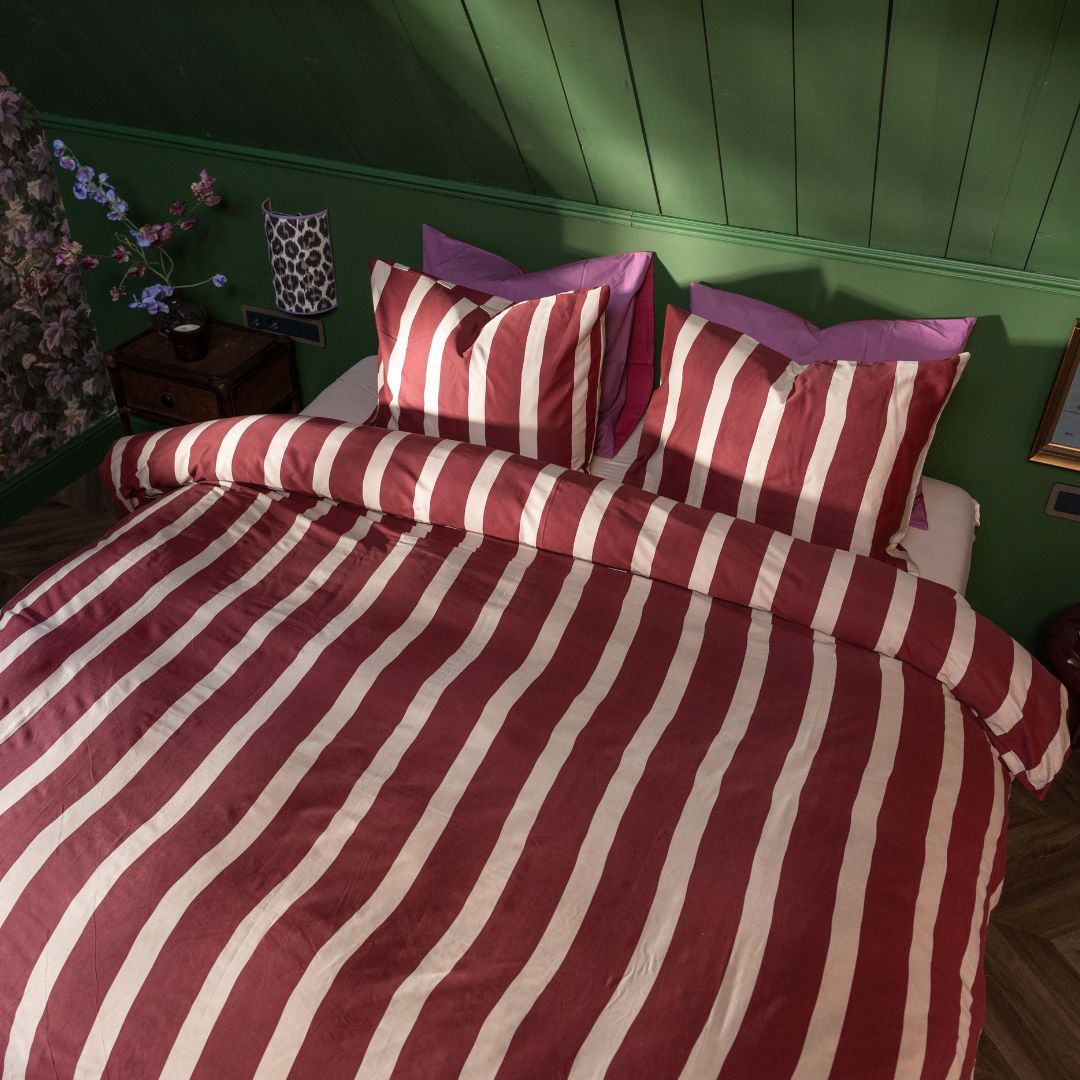 Kayori dekbedovertrek Finntage X Stripes – katoensatijn – rood
